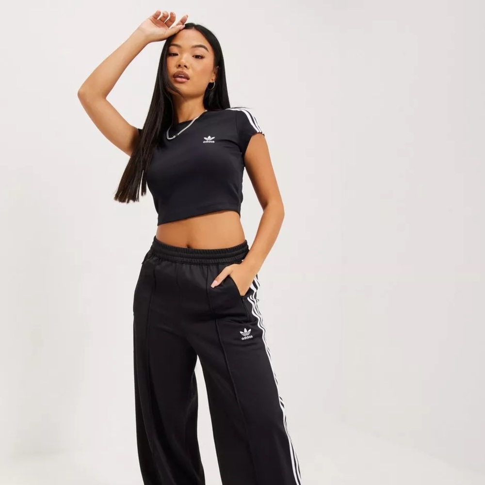 Black Adidas originals logo crop tee size xs